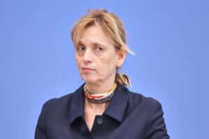 Karin Prien diskutiert Überprüfungen von geförderten Organisationen im Rahmen des Programms "Demokratie leben".