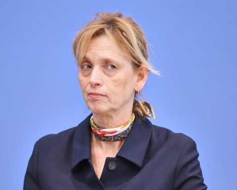 Karin Prien diskutiert Überprüfungen von geförderten Organisationen im Rahmen des Programms "Demokratie leben".