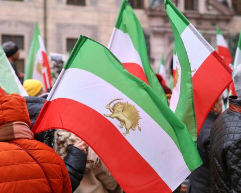 Proteste im Iran: Menschen demonstrieren gegen Regierung, kämpfen für Freiheit und Rechte.