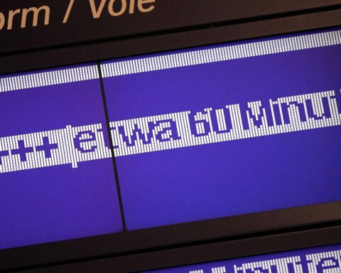 Verspätungsanzeige am Bahnhof, symbolisiert die Herausforderungen der Deutschen Bahn 2025.