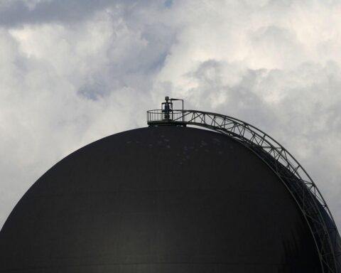 Gas-Kraftwerk mit modernem Design, RWE-Logo, Hintergrund von Kohleabbau und erneuerbaren Energien.