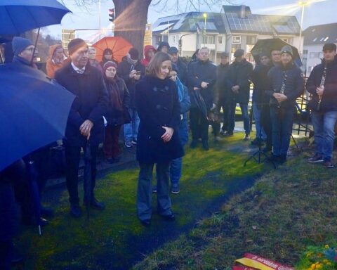 Gedenkveranstaltung in Rastatt mit Kranzniederlegung und zahlreichen Teilnehmern am jüdischen Friedhof.