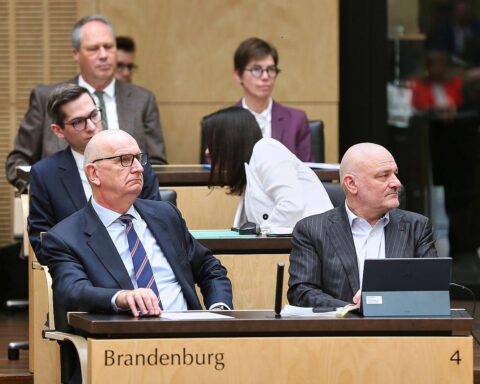 „Robert Crumbach kündigt Erklärung zur Regierungskrise in Brandenburg an. Koalitionszukunft ungewiss.“