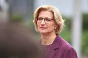 Anke Rehlinger, Ministerpräsidentin des Saarlandes, zeigt Stolz und Ablehnung gegenüber Söders Forderungen.