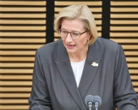 Anke Rehlinger präsentiert Maßnahmen gegen Antisemitismus am Gedenktag zur Auschwitz-Befreiung.