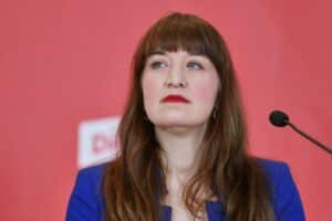 Heidi Reichinnek spricht über Erbschaftsteuerreform und soziale Gerechtigkeit in Berlin.