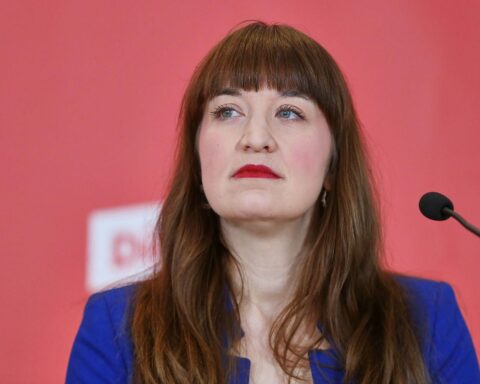 Heidi Reichinnek spricht über Erbschaftsteuerreform und soziale Gerechtigkeit in Berlin.