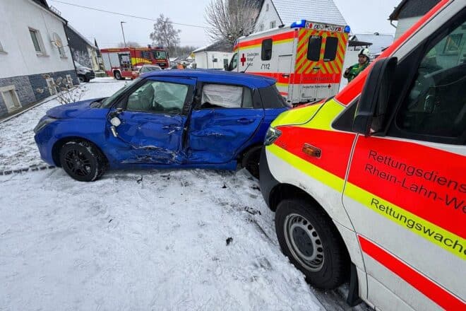 Rettungswagen und Auto kollidieren bei Höhn