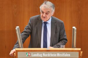 Herbert Reul spricht über den Bankeinbruch mit ortskundiger Täterhilfe und professionellem Vorgehen.