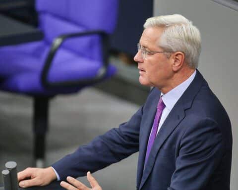 Norbert Röttgen spricht über Unterstützung für die iranische Opposition und fordert stärkere Maßnahmen.