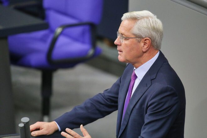 Röttgen fordert mehr Unterstützung für iranische Opposition