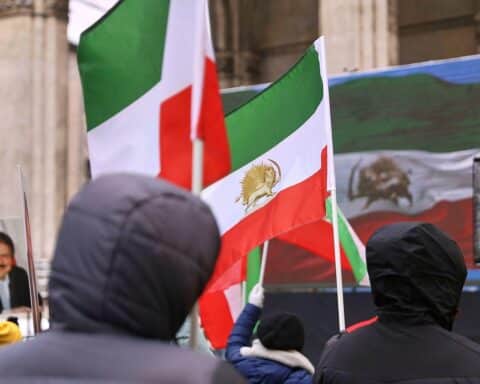 Ein Protest gegen das iranische Regime mit Menschen und Transparenten in Berlin.