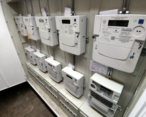 Moderne Stromzähler mit Preisen für Energie in Deutschland auf einem Diagramm.