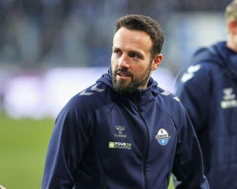 Ralf Kettemann erhält DFB Pro Lizenz, umgeben von DFB-Vertretern in festlicher Atmosphäre.