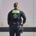 Ein Polizeieinsatz vor einem Parteibüro in Berlin-Charlottenburg nach einem Steinwurf.