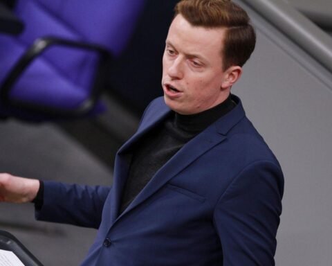 Adis Ahmetović spricht zu Iran-Protesten: Abschiebungen stoppen, Solidarität und Terrorgruppeneinstufung fordern.