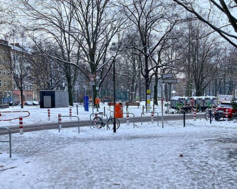 Schneebedeckte Gehwege in Berlin, symbolisieren die Herausforderungen beim Winterdienst und Verkehrssicherheit.