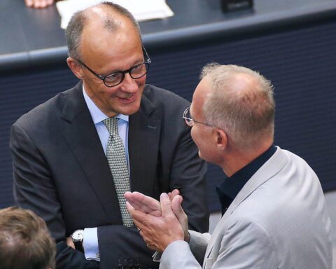 Friedrich Merz und Matthias Miersch diskutieren über Wirtschaft und soziale Politik im Bundestag.