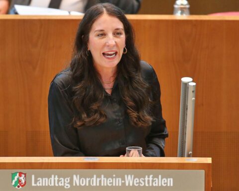 Lena Teschlade spricht über Inklusion von Menschen mit Behinderung auf dem Arbeitsmarkt in NRW.