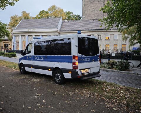 Polizei sichert Synagoge; Debatte über Antisemitismus und jüdisches Leben in Schleswig-Holstein.