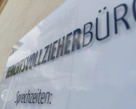 Gerichtsvollzieher im Einsatz, umgeben von nötiger, jedoch fehlender Schutzausrüstung und Arbeitsgeräten.