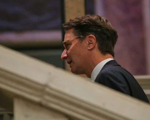 Hendrik Wüst und Mona Neubaur diskutieren über Olympia, während wirtschaftliche Sorgen ignoriert werden.