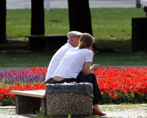 Alter Mann und junge Frau diskutieren über Erbschaftsteuerreform und zukünftige Generationen in Deutschland.