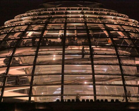 Sicherheitskonferenz im Bundestag: Politiker diskutieren strengere Zugangskontrollen und Radikalisierungstendenzen.