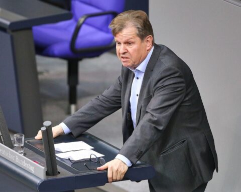 Politiker diskutieren kritisch über den deutschen Militäreinsatz in der Ukraine und mögliche Konsequenzen.