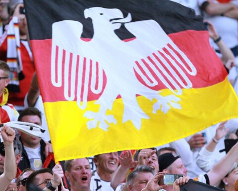 Fans der deutschen Fußball-Nationalmannschaft feiern in fröhlicher Atmosphäre, bereit für zukünftige Turniere.