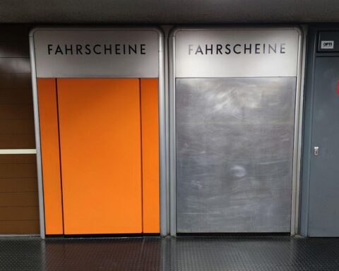 Entfernter Fahrscheinautomat im Fokus, symbolisiert Debatte über Fahren ohne Ticket im Nahverkehr.