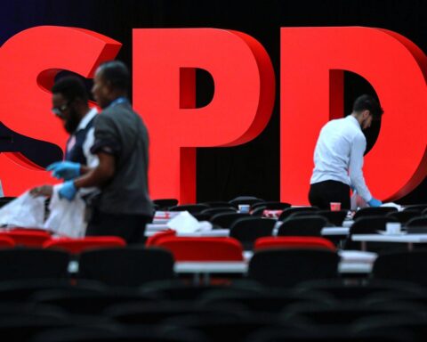 SPD-Logo im Fokus, unterlegt mit kritischen Aussagen zur CDU und transparenter Wirtschaftspolitik.