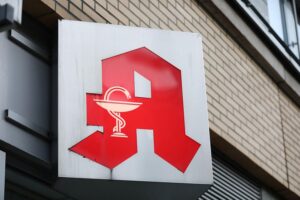 Saarlands Apothekenzahl sinkt um fast ein Viertel Logo einer Apotheke, Symbol für Arzneimittelversorgung und ländliche Gesundheitsversorgung in Thüringen.
