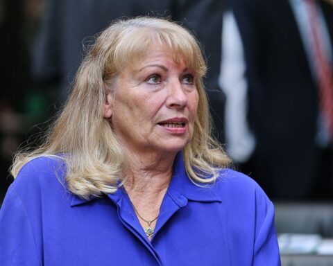 Petra Köpping übergibt Dokumentation zu DDR-Kinderheimen an Gedenkstätte in Torgau.