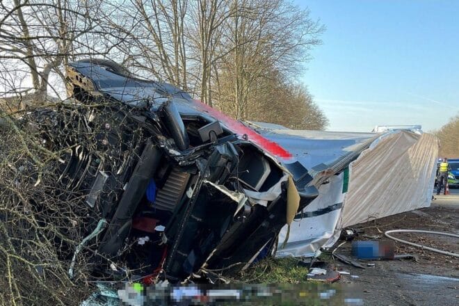 Sattelzug prallt auf A2 bei Bielefeld in Böschung