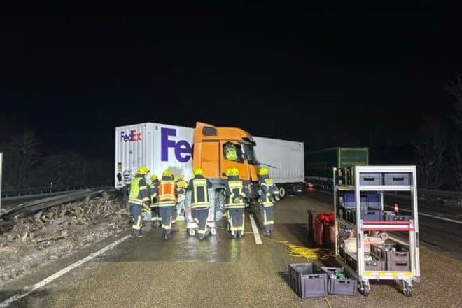 Sattelzug prallt nach Ausweichmanöver auf A3 bei Brechen gegen Mittelleitplanke