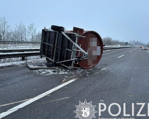 Ein umgekipptes Saunafass auf der Autobahn, verursacht durch einen Verkehrsunfall.