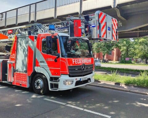 Feuerwehr im Einsatz bei Brand in Dielheim; Anbau beschädigt, keine Verletzten.