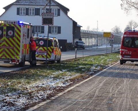 Rettungskräfte retten Schlittschuhläufer aus Gnadensee, warnen vor unsicheren Eisflächen.