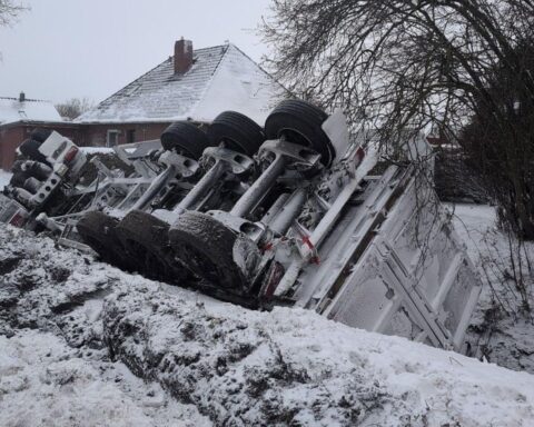 Chaos auf schneebedeckten Straßen: Verkehrsunfälle und steckengebliebene Fahrzeuge im Landkreis Cuxhaven.
