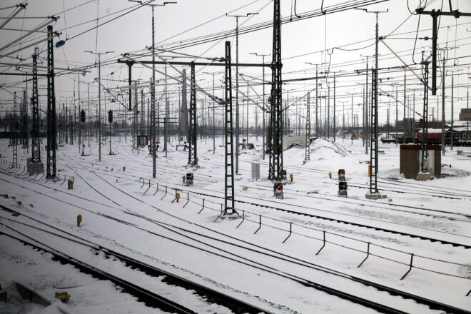 Schnieder: Bahn wird Umgang mit Wintereinbruch analysieren