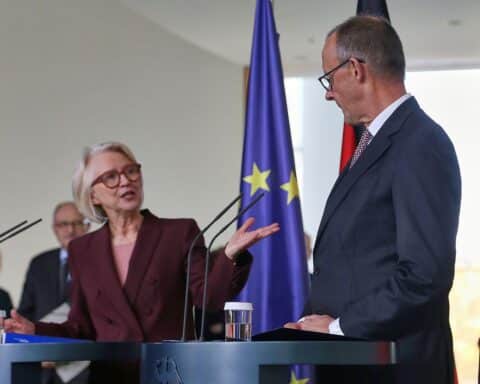 Monika Schnitzer und Friedrich Merz diskutieren über europäische Antworten auf US-Zolldrohungen.