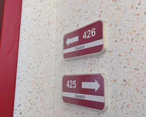 Schulgebäude mit leerem Klassenzimmer, Hinweis auf ausgefallenen Unterricht wegen Wetter.