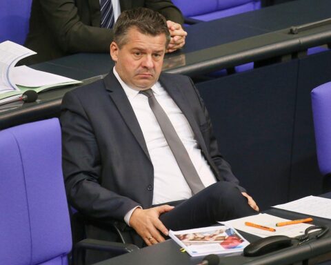 Sven Schulze in Anzug, mit ernster Miene, spricht zur Zukunft der Bundesländer Sachsen-Anhalt, Bayern.