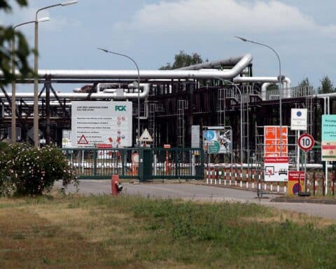 Raffinerie PCK in Schwedt mit Wasserstoffanlage für nachhaltigen Flugtreibstoff E-Kerosin.