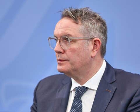 Alexander Schweitzer spricht über wirtschaftliche Erholung und kritisiert die Bundesregierung.