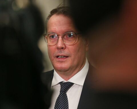 Alexander Schweitzer fordert Steuersenkungen für kleine Einkommen im Streit zwischen Union und SPD.