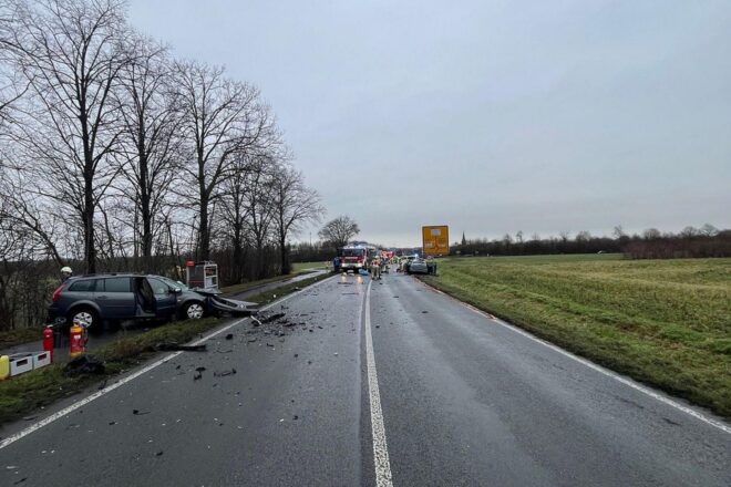 Schwerer Frontalzusammenstoß auf B235 bei Olfen verletzt zwei Männer