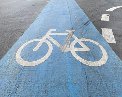 Unfall auf Fahrradweg: Radfahrerinnen kollidieren, eine schwer verletzt, keine Helme getragen.