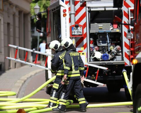 Feuerwehr im Einsatz nach schwerem Verkehrsunfall auf Autobahn, Rettung von Verletzten und Hund.